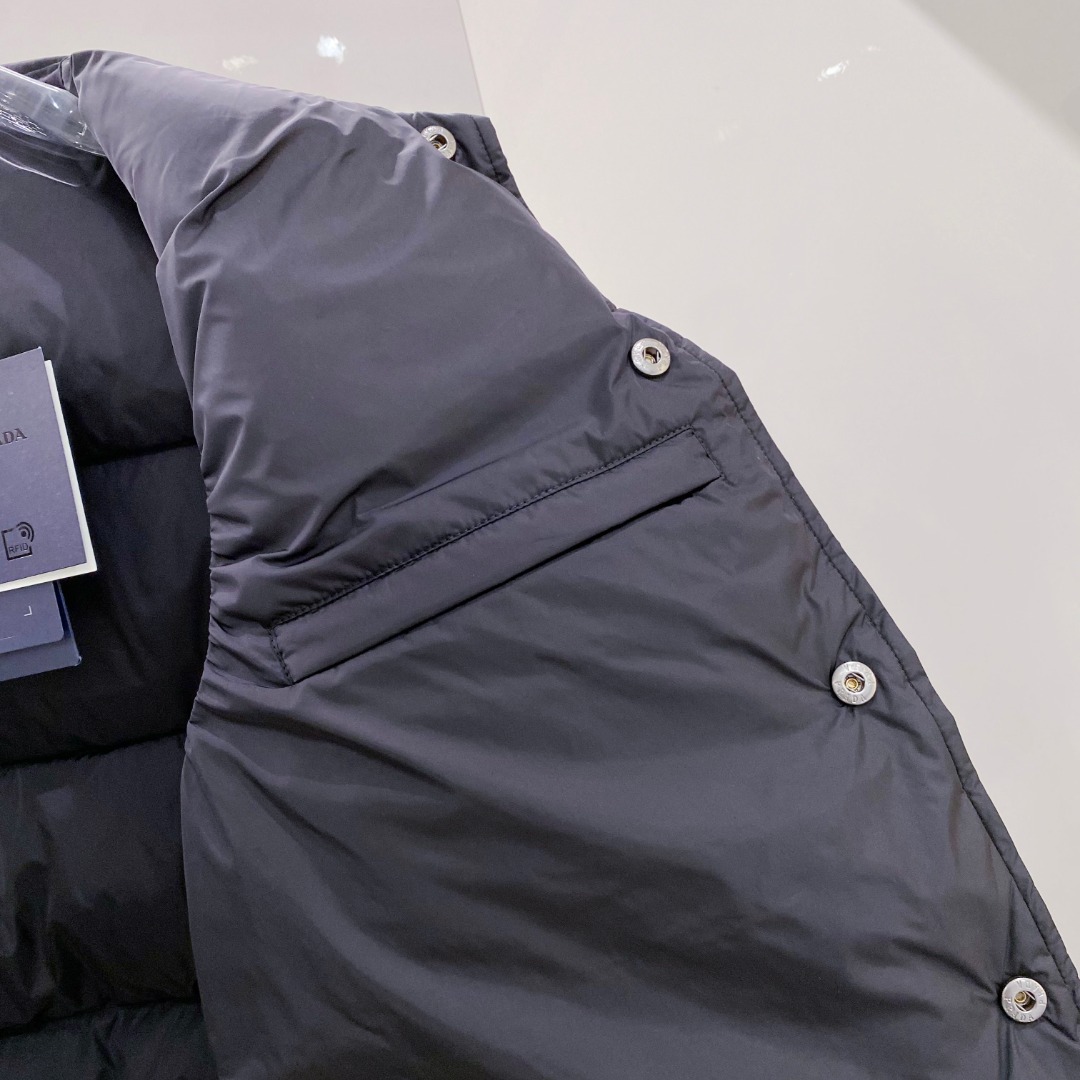 Prada 普拉达2025秋冬专柜同步新品发布，最新工装羽绒马甲出货，原版购入，无论面料及辅料，全部做到
