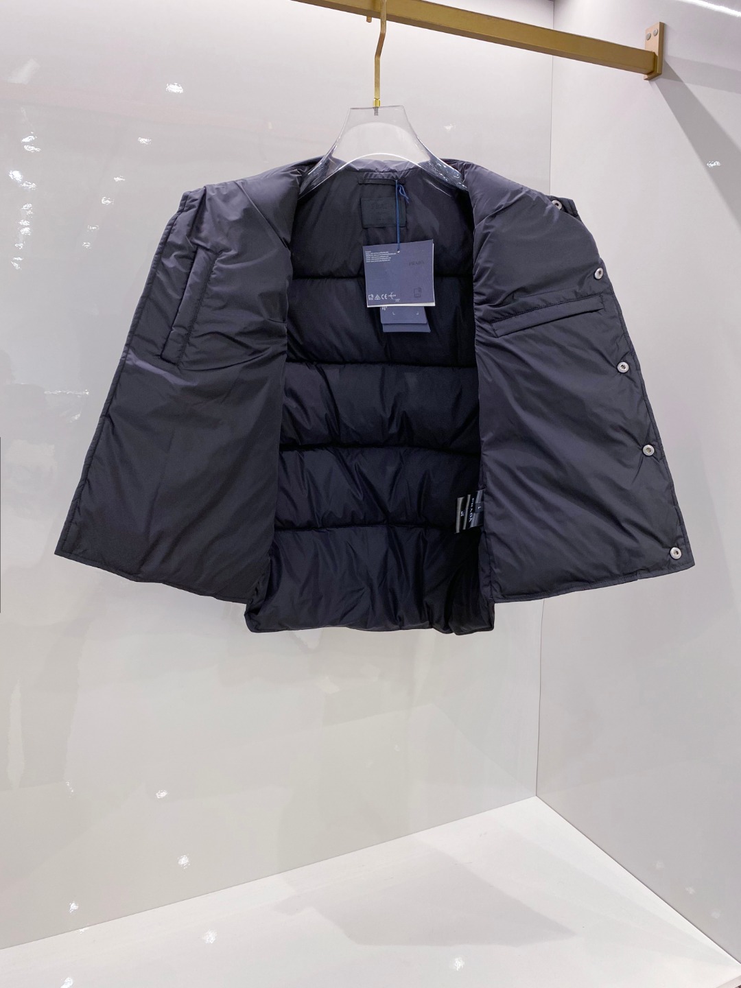 Prada 普拉达2025秋冬专柜同步新品发布，最新工装羽绒马甲出货，原版购入，无论面料及辅料，全部做到