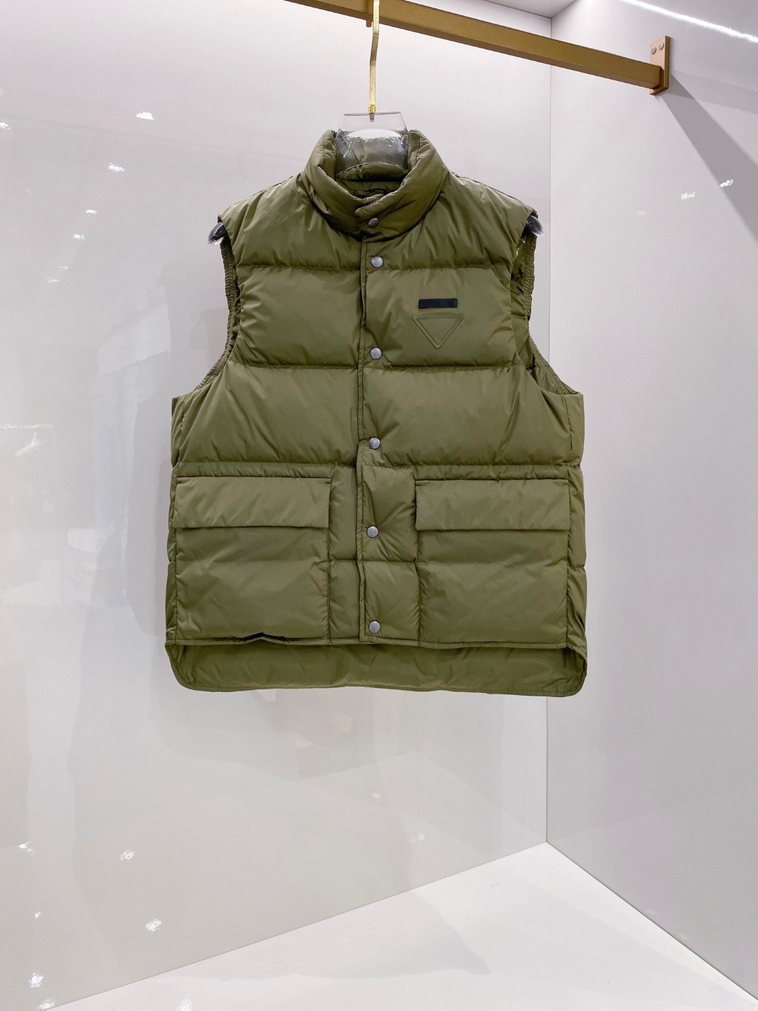 Prada 普拉达2025秋冬专柜同步新品发布，最新工装羽绒马甲出货，原版购入，无论面料及辅料，全部做到