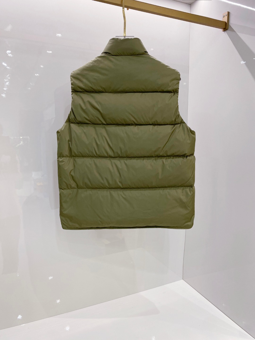 Prada 普拉达2025秋冬专柜同步新品发布，最新工装羽绒马甲出货，原版购入，无论面料及辅料，全部做到