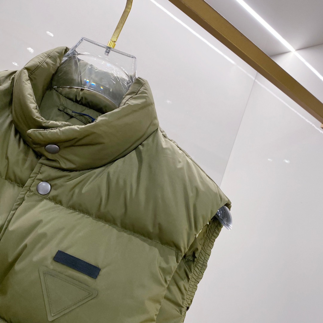 Prada 普拉达2025秋冬专柜同步新品发布，最新工装羽绒马甲出货，原版购入，无论面料及辅料，全部做到