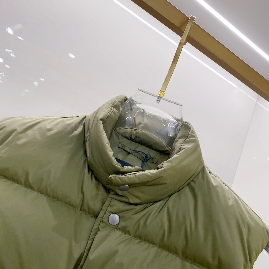 Prada 普拉达2025秋冬专柜同步新品发布，最新工装羽绒马甲出货，原版购入，无论面料及辅料，全部做到