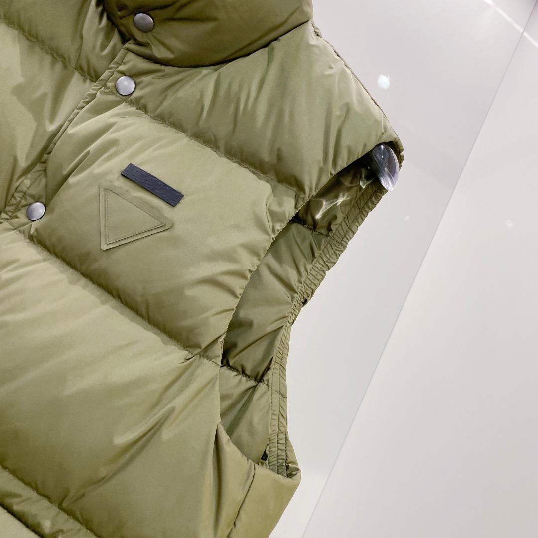 Prada 普拉达2025秋冬专柜同步新品发布，最新工装羽绒马甲出货，原版购入，无论面料及辅料，全部做到