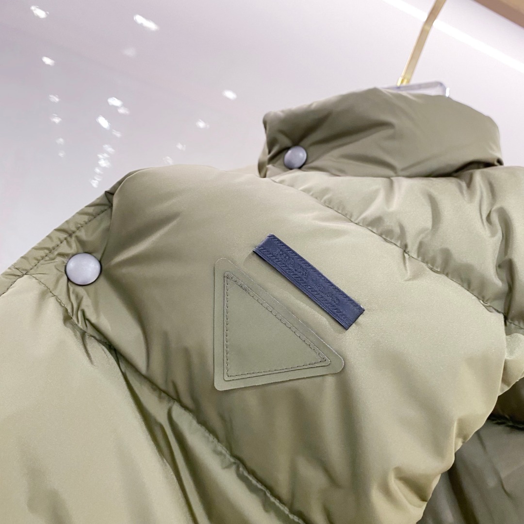Prada 普拉达2025秋冬专柜同步新品发布，最新工装羽绒马甲出货，原版购入，无论面料及辅料，全部做到