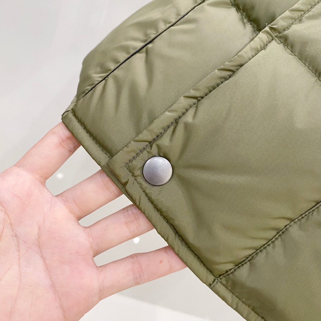 Prada 普拉达2025秋冬专柜同步新品发布，最新工装羽绒马甲出货，原版购入，无论面料及辅料，全部做到