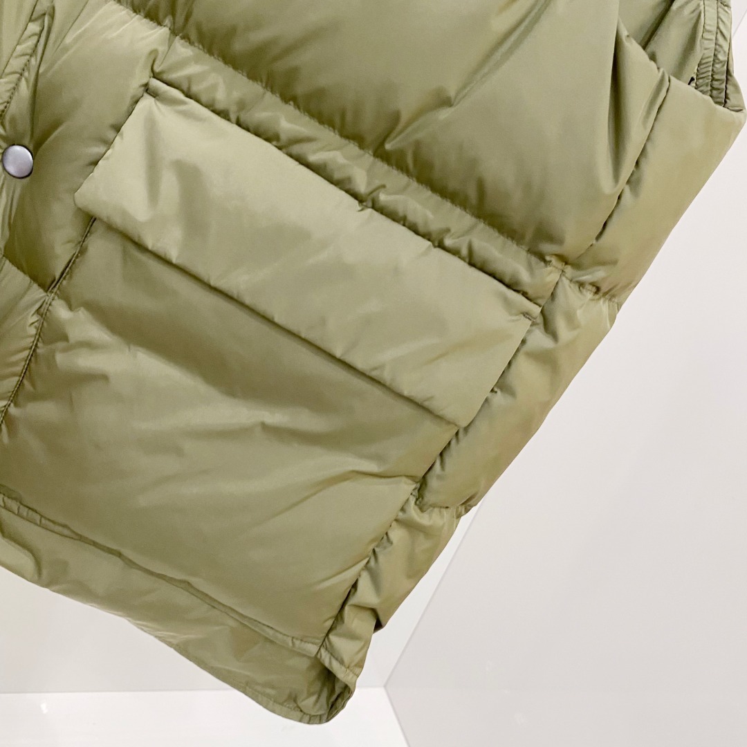 Prada 普拉达2025秋冬专柜同步新品发布，最新工装羽绒马甲出货，原版购入，无论面料及辅料，全部做到