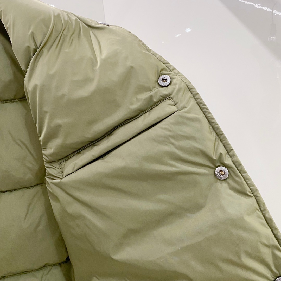 Prada 普拉达2025秋冬专柜同步新品发布，最新工装羽绒马甲出货，原版购入，无论面料及辅料，全部做到