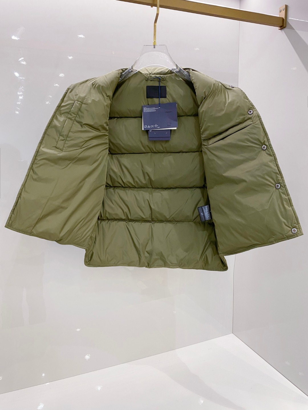 Prada 普拉达2025秋冬专柜同步新品发布，最新工装羽绒马甲出货，原版购入，无论面料及辅料，全部做到