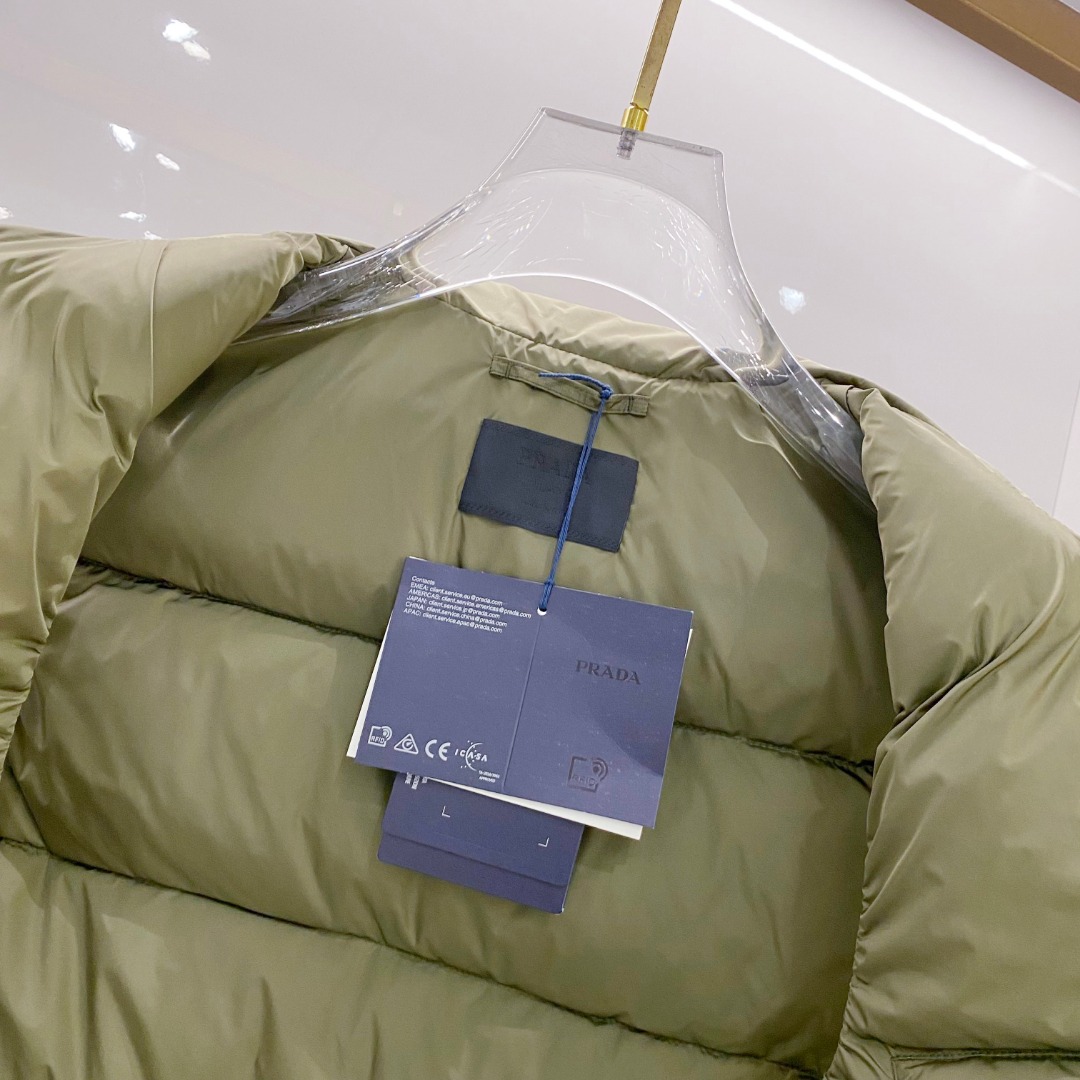 Prada 普拉达2025秋冬专柜同步新品发布，最新工装羽绒马甲出货，原版购入，无论面料及辅料，全部做到