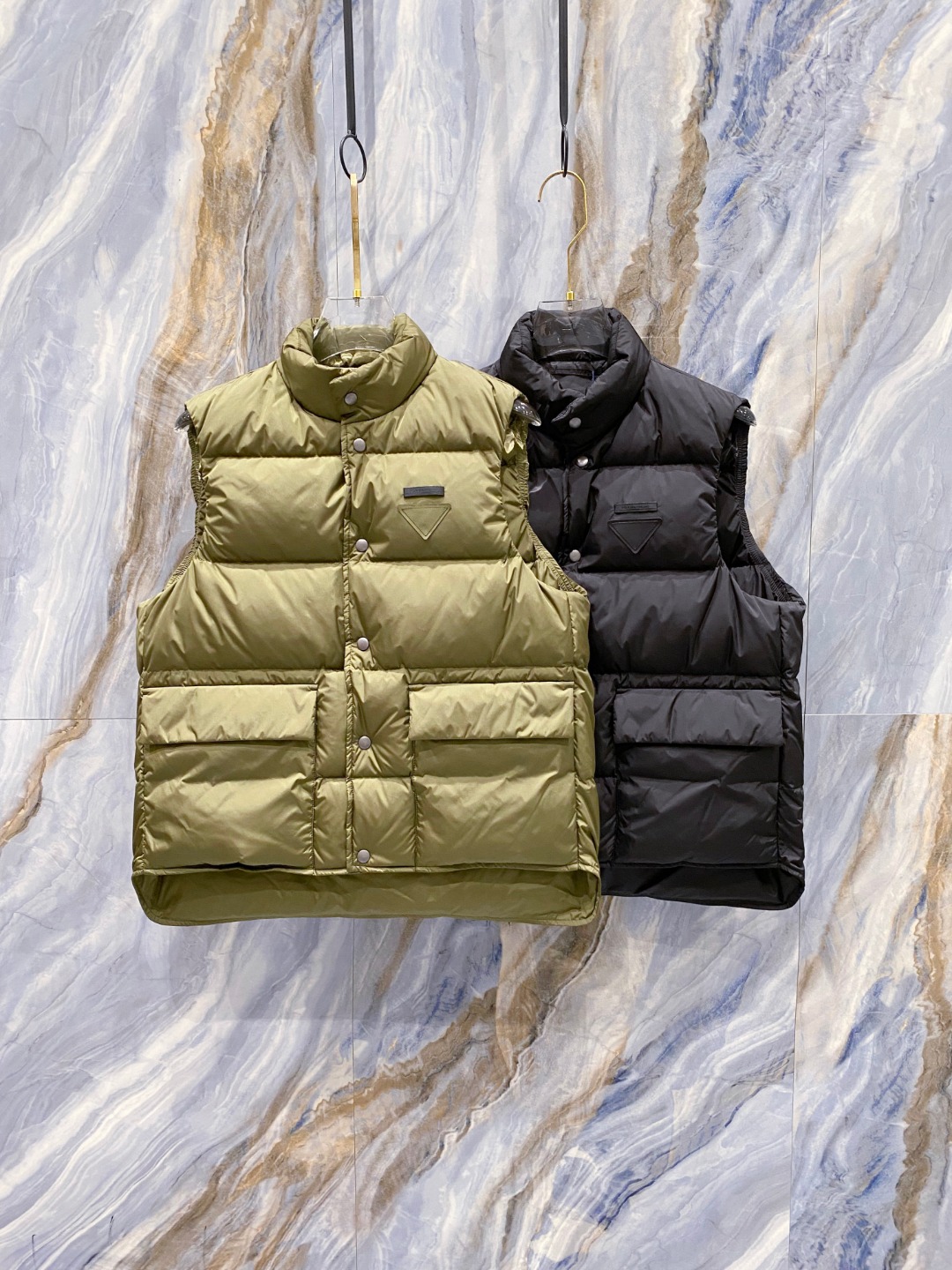 Prada 普拉达2025秋冬专柜同步新品发布，最新工装羽绒马甲出货，原版购入，无论面料及辅料，全部做到