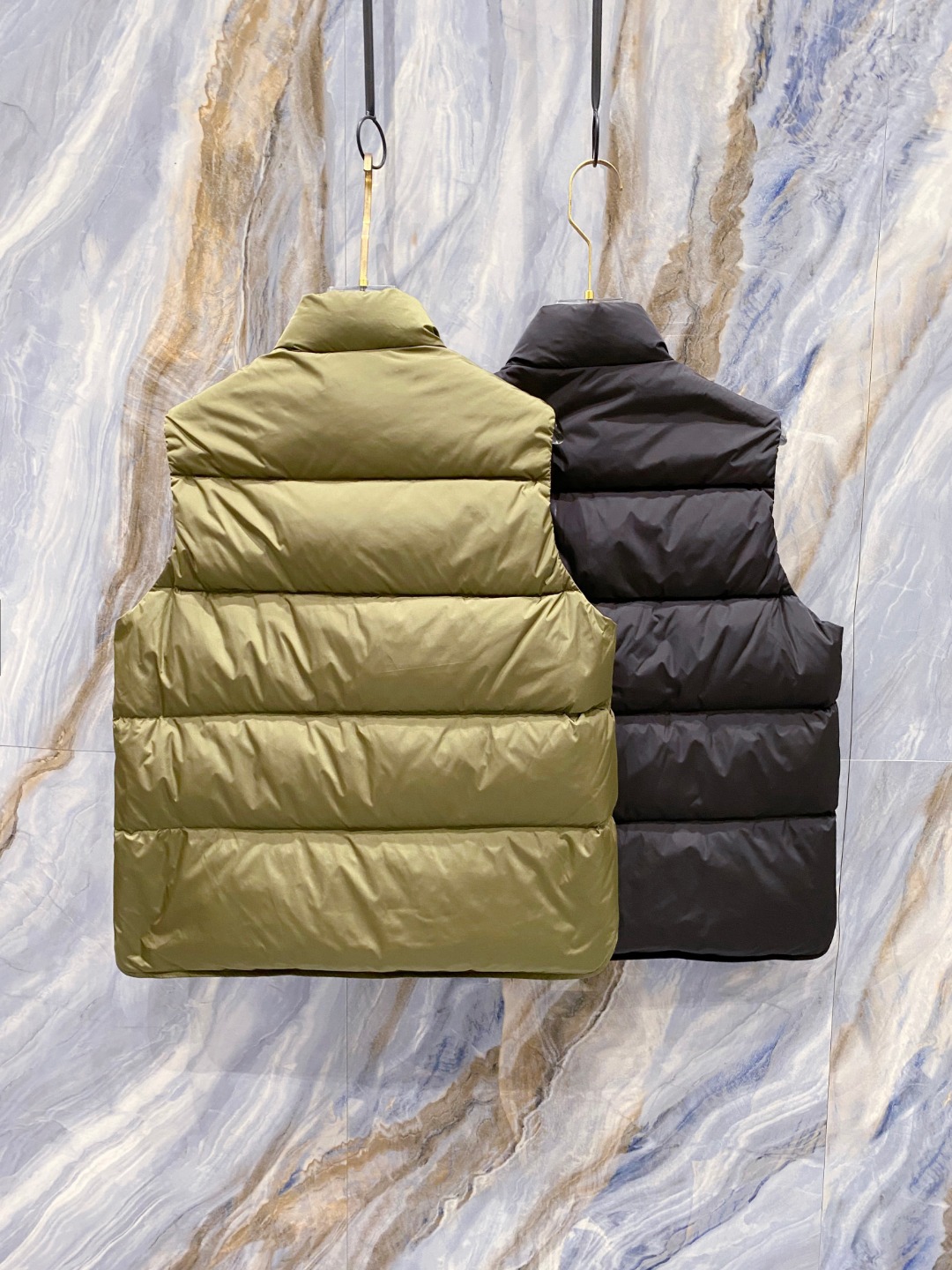 Prada 普拉达2025秋冬专柜同步新品发布，最新工装羽绒马甲出货，原版购入，无论面料及辅料，全部做到