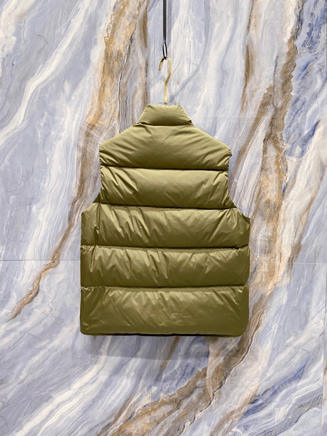 Prada 普拉达2025秋冬专柜同步新品发布，最新工装羽绒马甲出货，原版购入，无论面料及辅料，全部做到