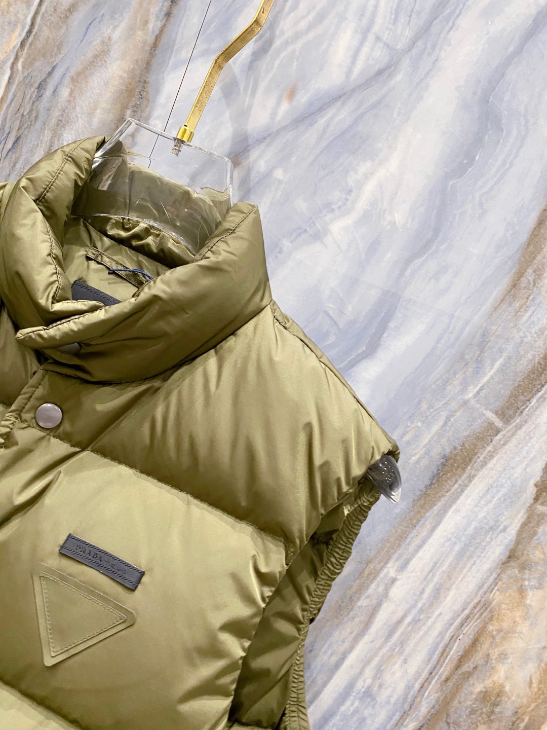 Prada 普拉达2025秋冬专柜同步新品发布，最新工装羽绒马甲出货，原版购入，无论面料及辅料，全部做到