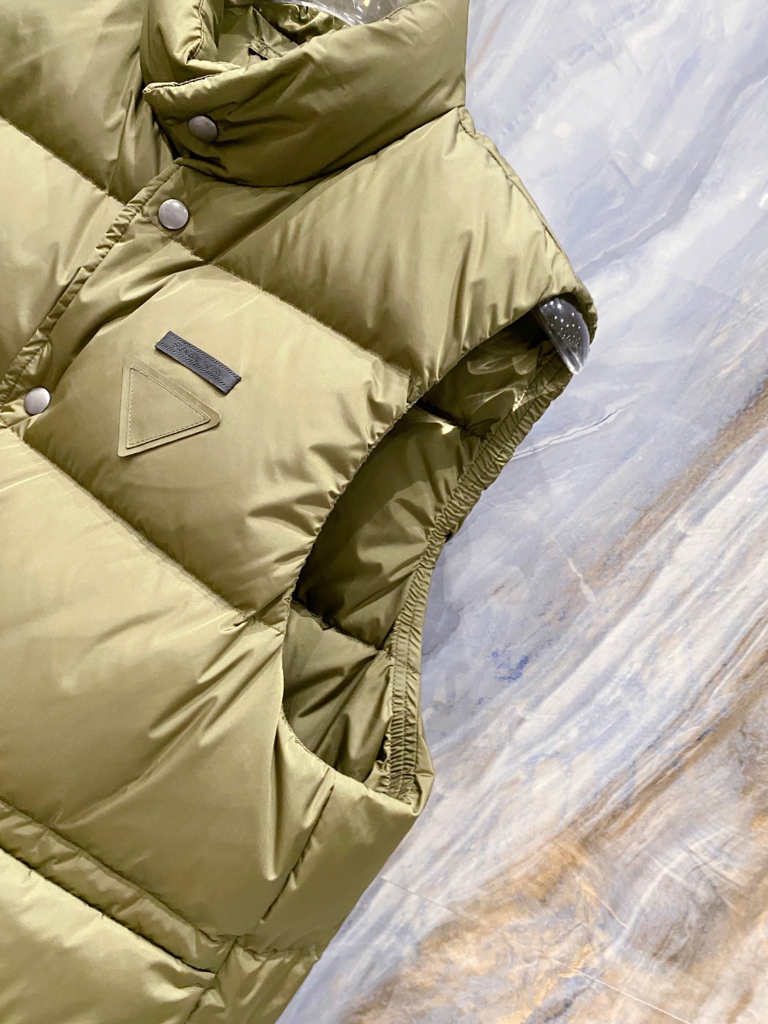 Prada 普拉达2025秋冬专柜同步新品发布，最新工装羽绒马甲出货，原版购入，无论面料及辅料，全部做到