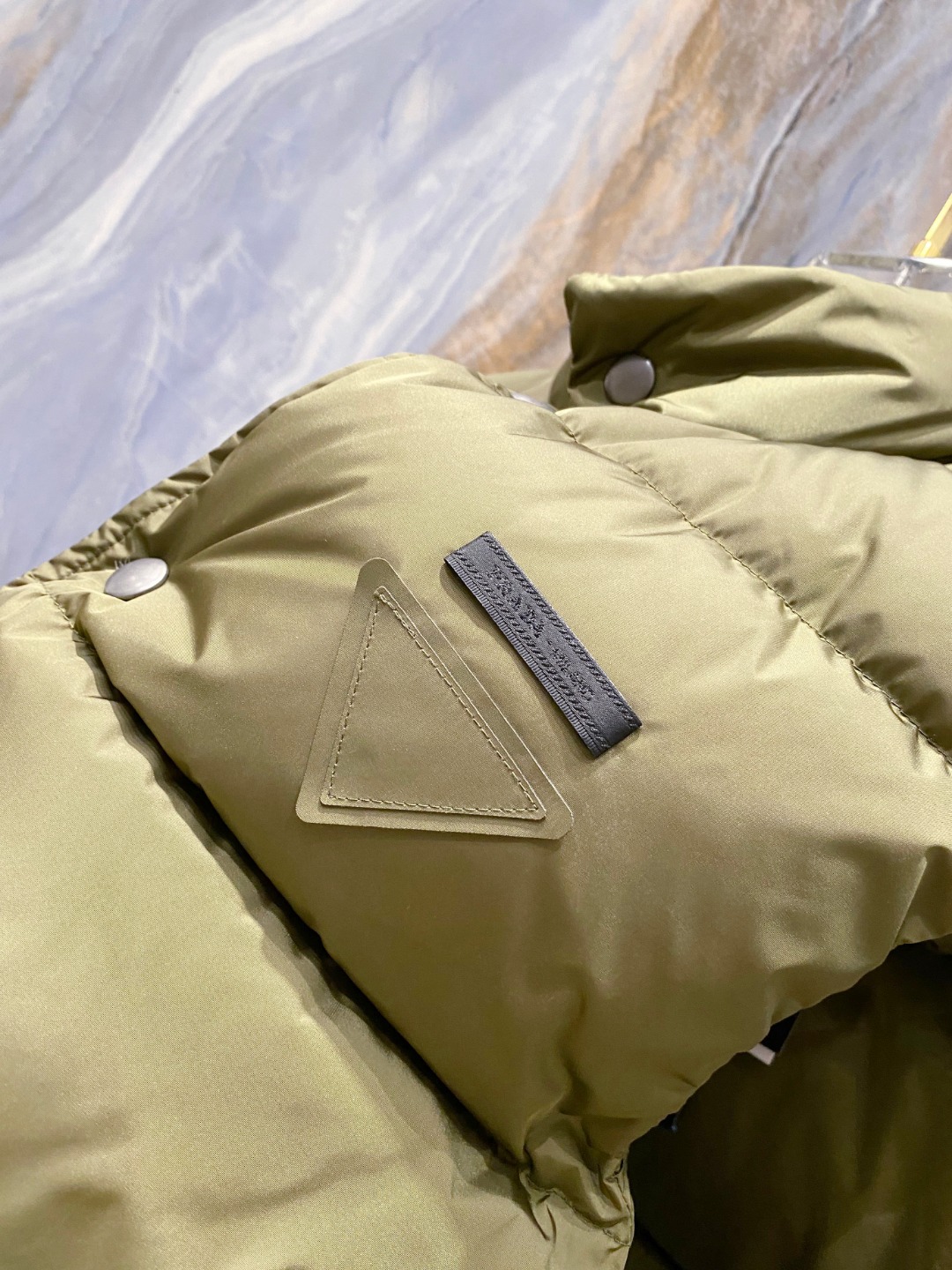 Prada 普拉达2025秋冬专柜同步新品发布，最新工装羽绒马甲出货，原版购入，无论面料及辅料，全部做到