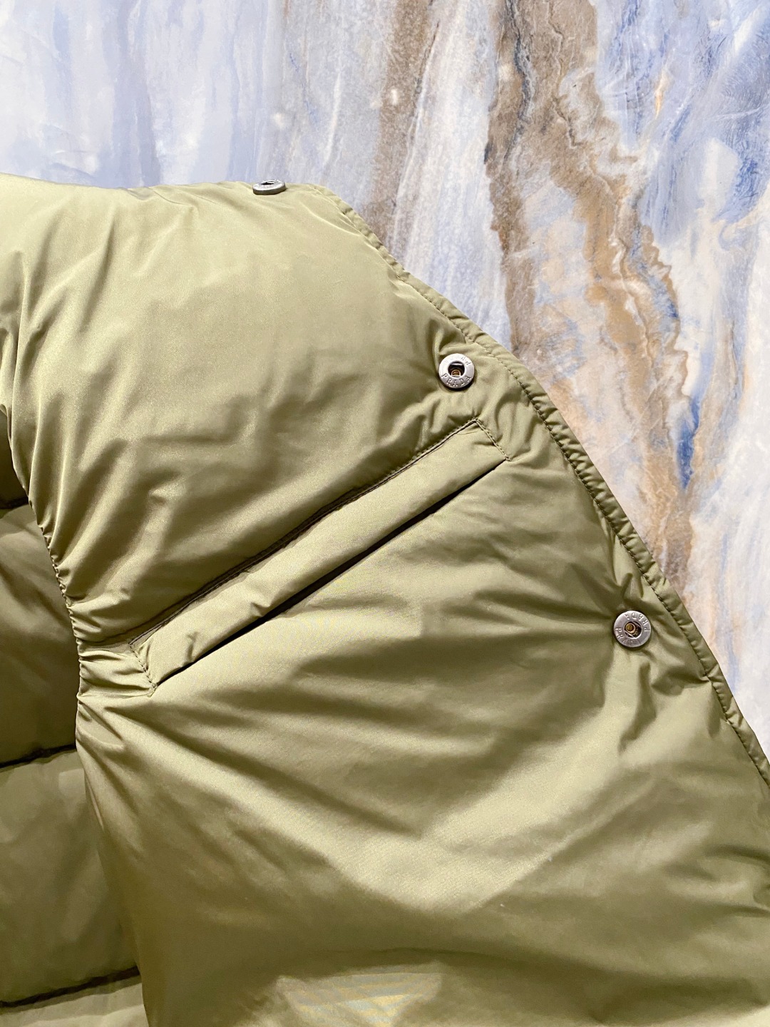 Prada 普拉达2025秋冬专柜同步新品发布，最新工装羽绒马甲出货，原版购入，无论面料及辅料，全部做到