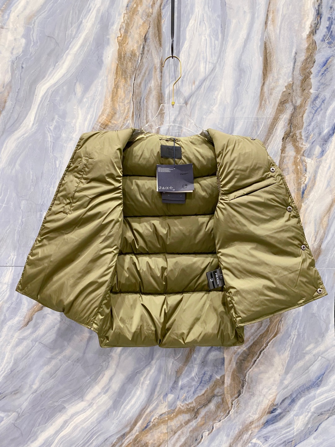 Prada 普拉达2025秋冬专柜同步新品发布，最新工装羽绒马甲出货，原版购入，无论面料及辅料，全部做到