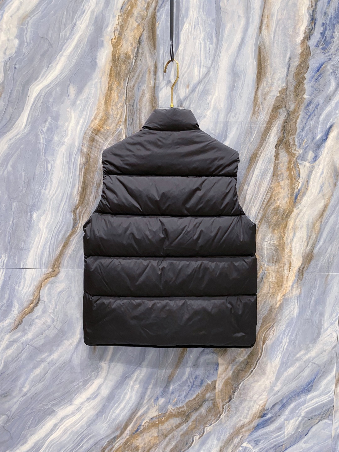 Prada 普拉达2025秋冬专柜同步新品发布，最新工装羽绒马甲出货，原版购入，无论面料及辅料，全部做到