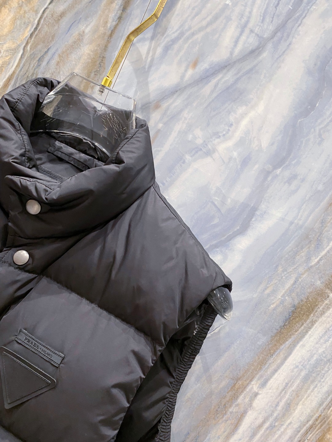 Prada 普拉达2025秋冬专柜同步新品发布，最新工装羽绒马甲出货，原版购入，无论面料及辅料，全部做到