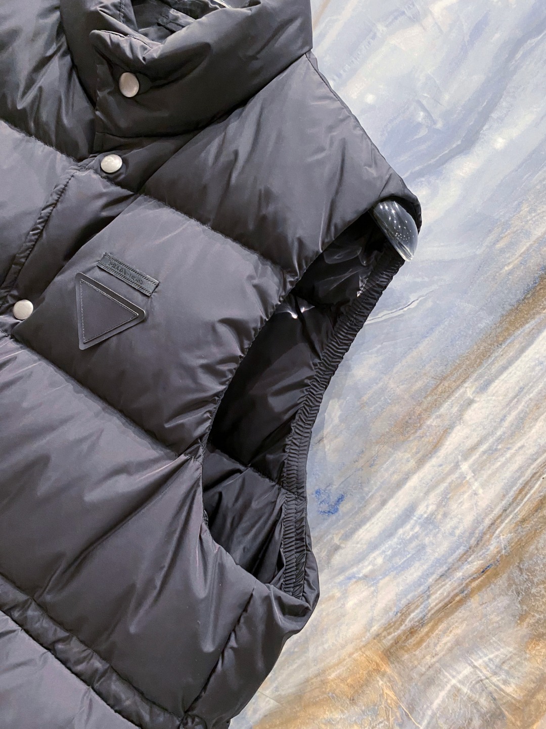 Prada 普拉达2025秋冬专柜同步新品发布，最新工装羽绒马甲出货，原版购入，无论面料及辅料，全部做到