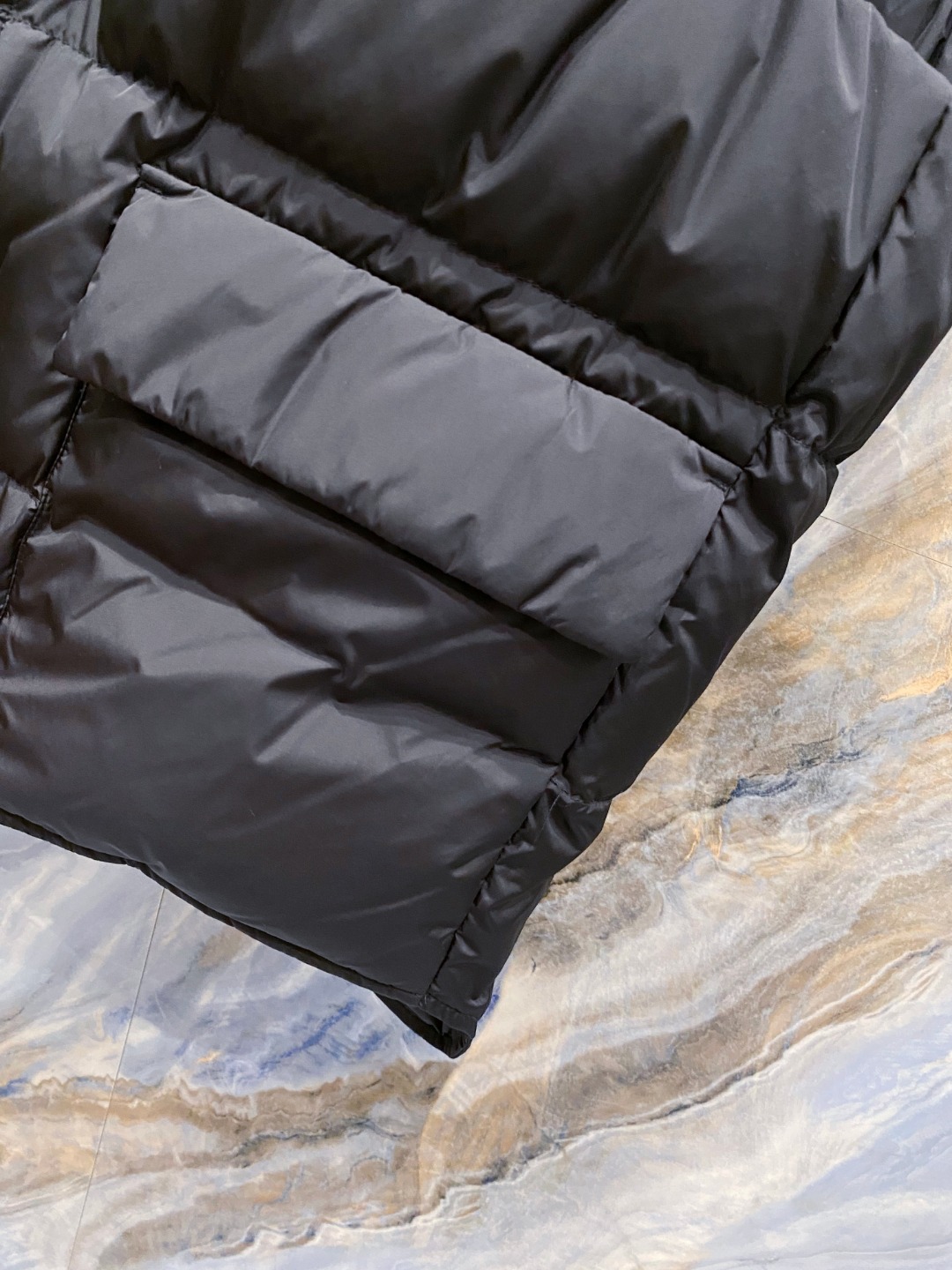 Prada 普拉达2025秋冬专柜同步新品发布，最新工装羽绒马甲出货，原版购入，无论面料及辅料，全部做到