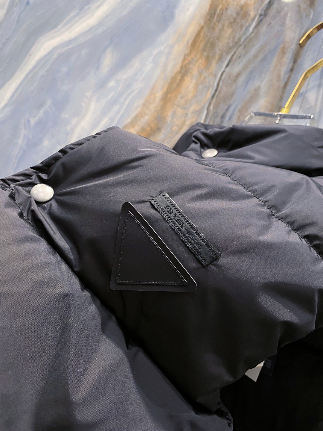 Prada 普拉达2025秋冬专柜同步新品发布，最新工装羽绒马甲出货，原版购入，无论面料及辅料，全部做到