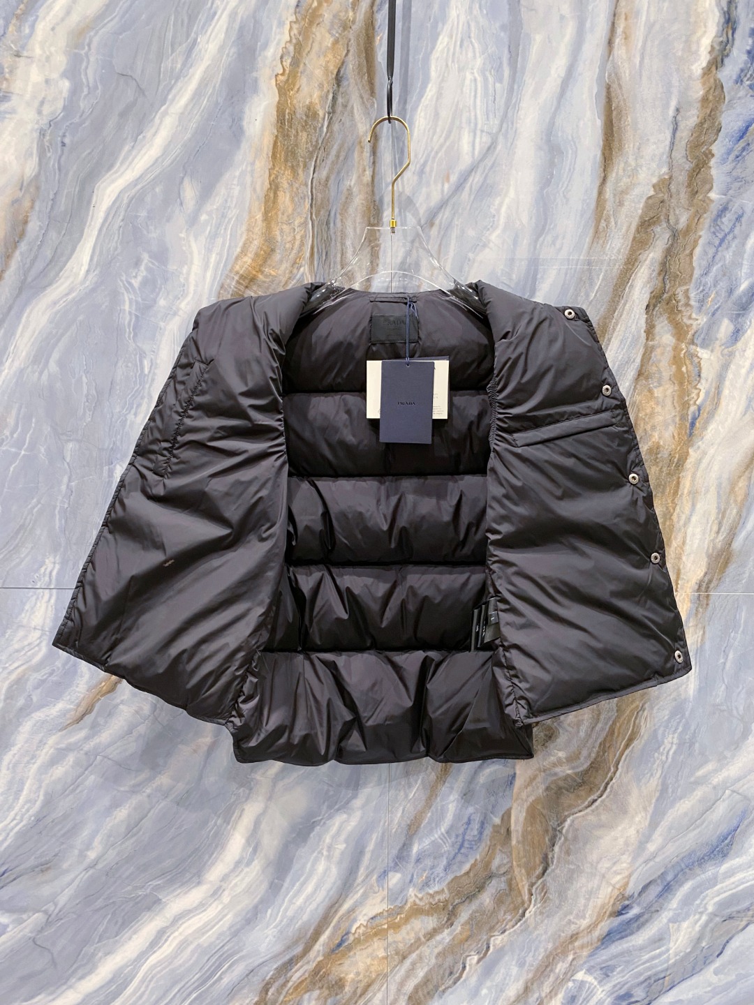 Prada 普拉达2025秋冬专柜同步新品发布，最新工装羽绒马甲出货，原版购入，无论面料及辅料，全部做到