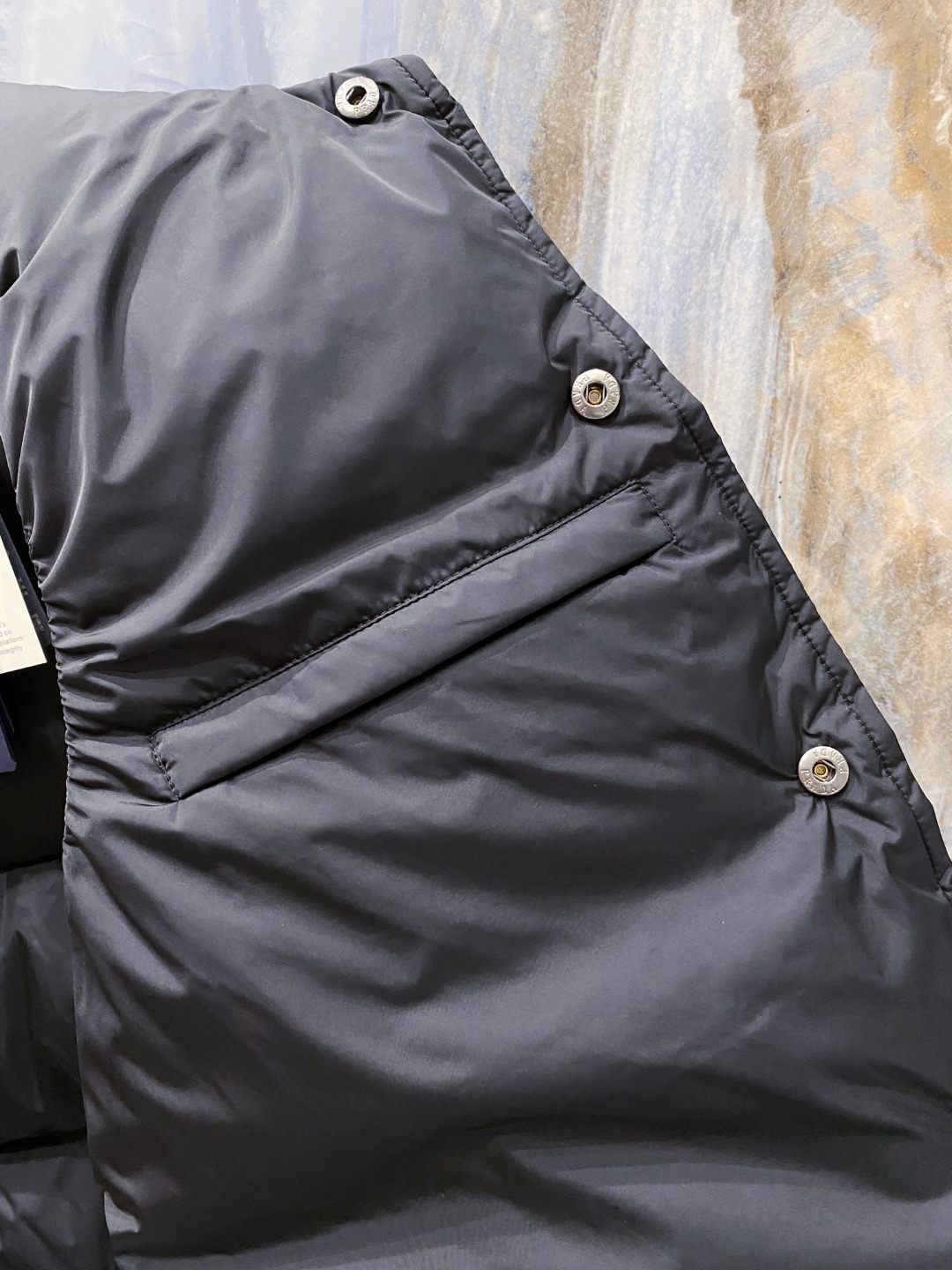 Prada 普拉达2025秋冬专柜同步新品发布，最新工装羽绒马甲出货，原版购入，无论面料及辅料，全部做到