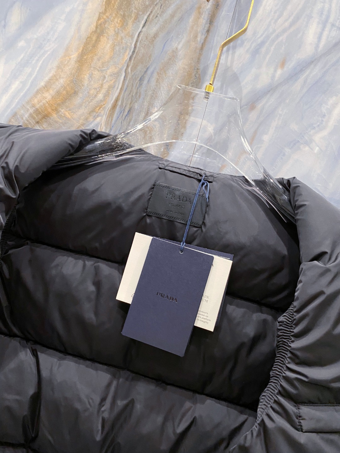 Prada 普拉达2025秋冬专柜同步新品发布，最新工装羽绒马甲出货，原版购入，无论面料及辅料，全部做到