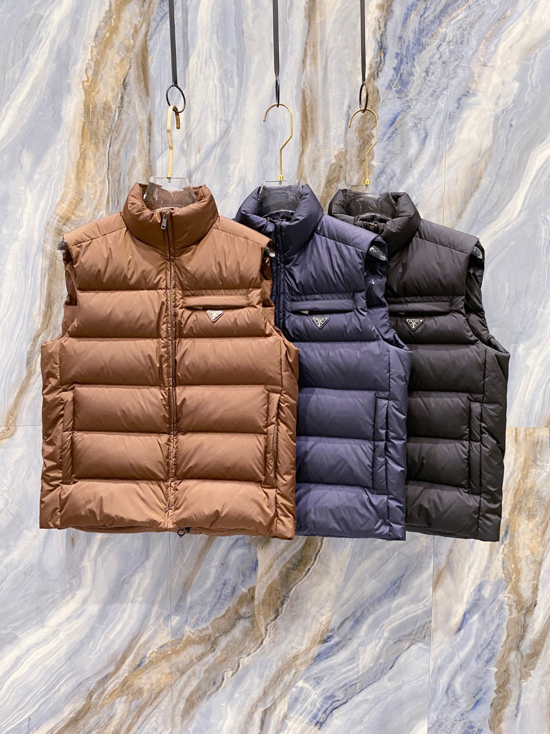 Prada 普拉达2025秋冬专柜同步新品发布，最新款羽绒马甲出货，全部原版购入，今年最新色，无论面料和