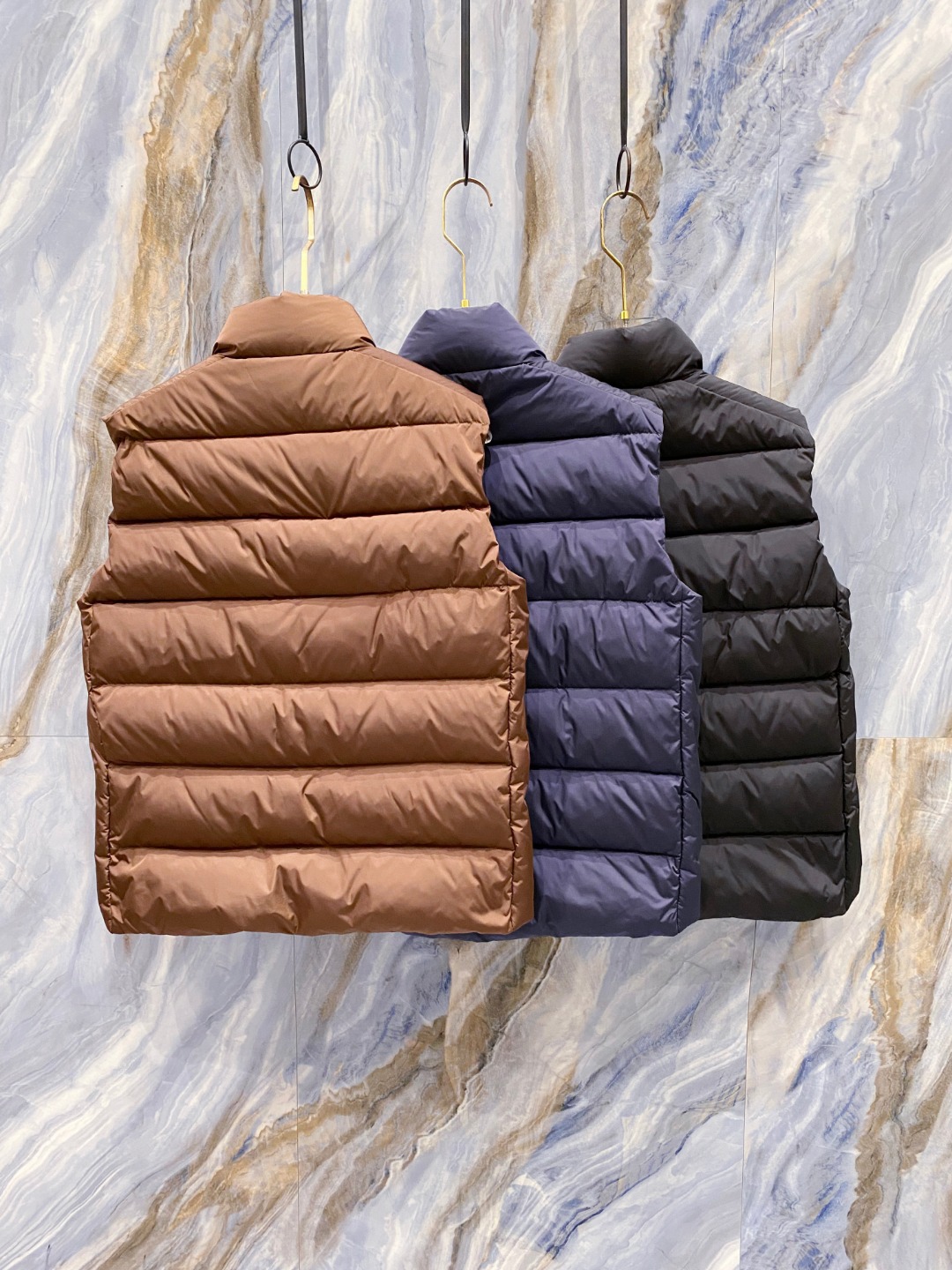 Prada 普拉达2025秋冬专柜同步新品发布，最新款羽绒马甲出货，全部原版购入，今年最新色，无论面料和