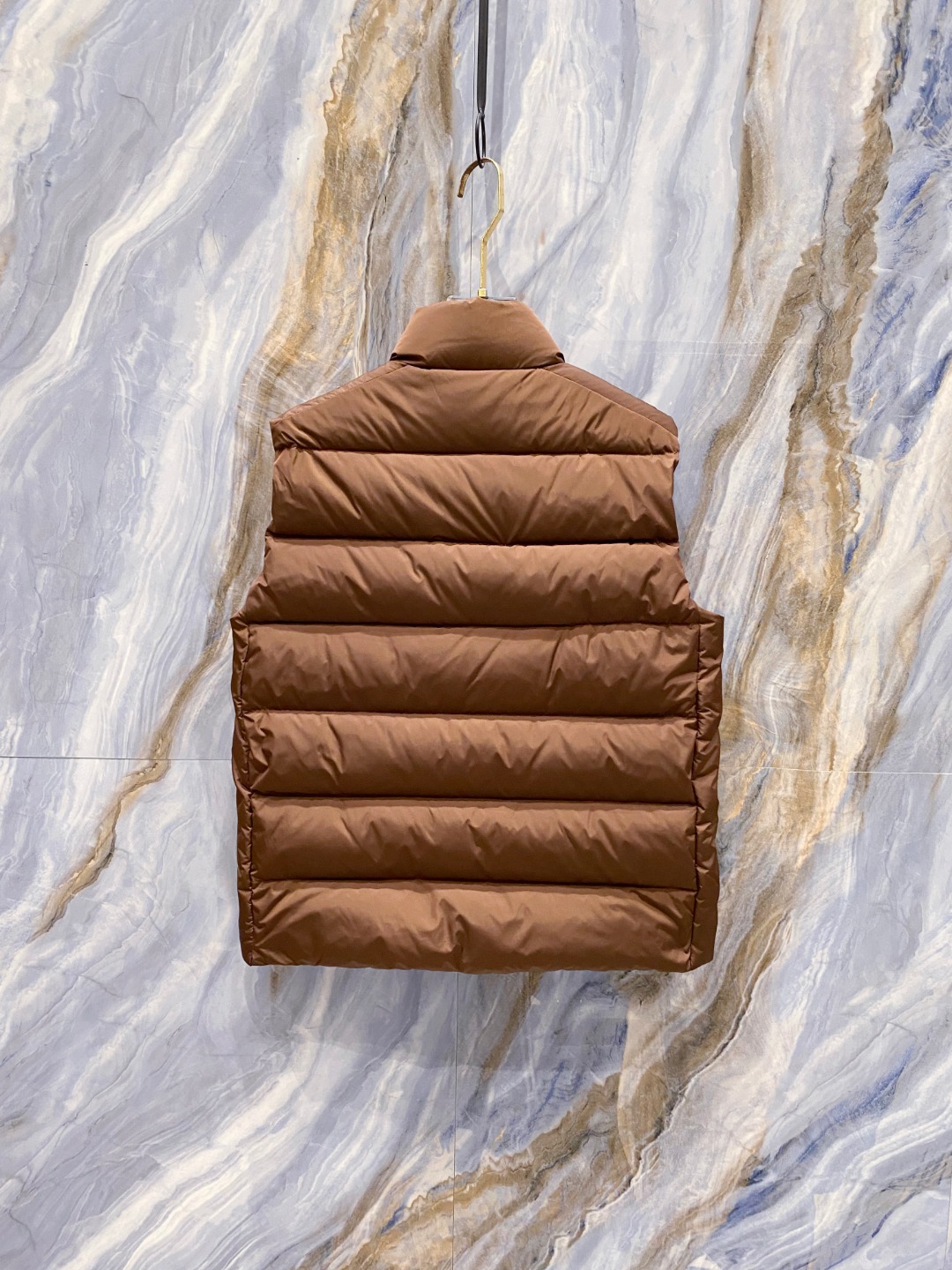 Prada 普拉达2025秋冬专柜同步新品发布，最新款羽绒马甲出货，全部原版购入，今年最新色，无论面料和