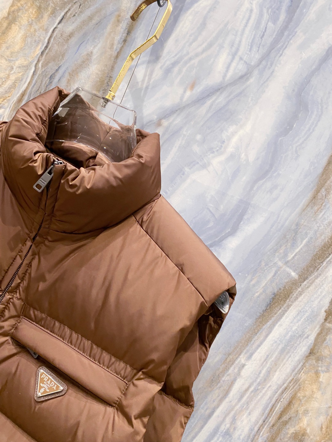 Prada 普拉达2025秋冬专柜同步新品发布，最新款羽绒马甲出货，全部原版购入，今年最新色，无论面料和