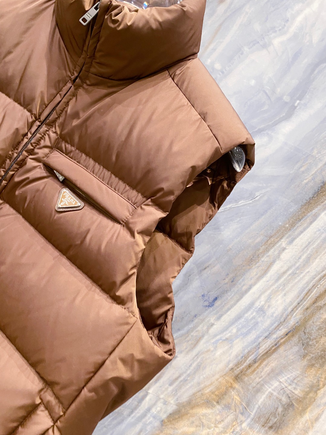 Prada 普拉达2025秋冬专柜同步新品发布，最新款羽绒马甲出货，全部原版购入，今年最新色，无论面料和