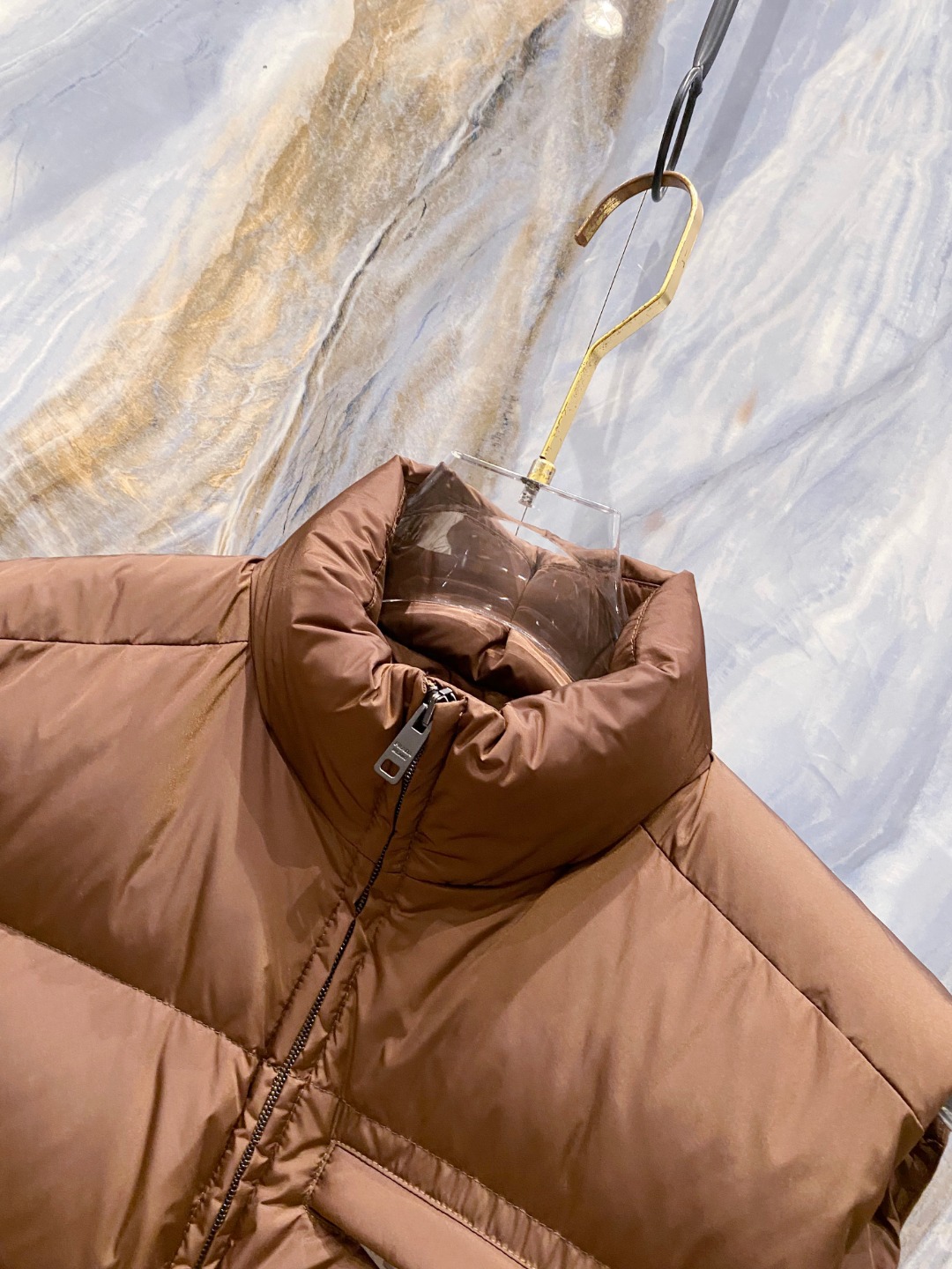 Prada 普拉达2025秋冬专柜同步新品发布，最新款羽绒马甲出货，全部原版购入，今年最新色，无论面料和