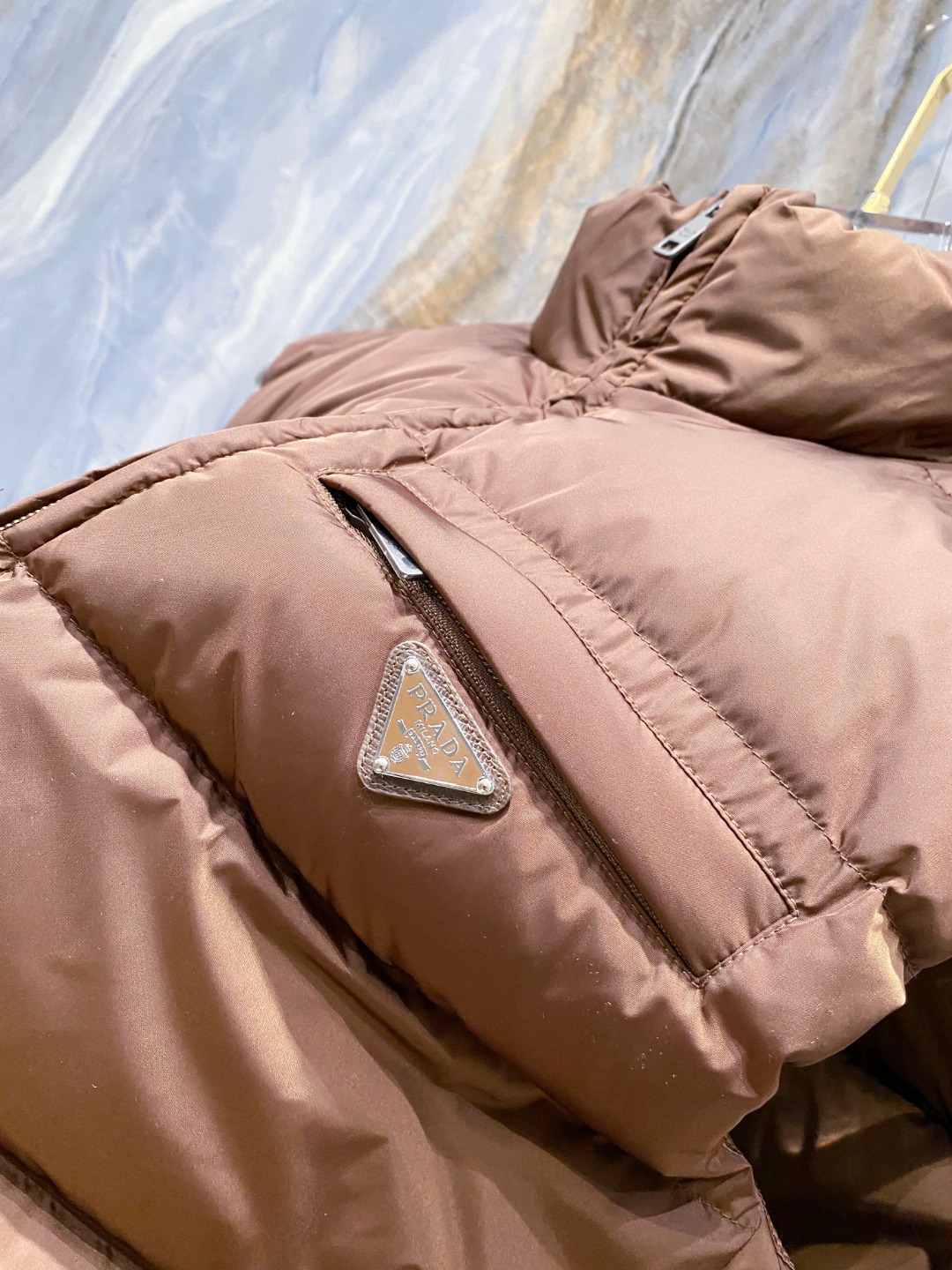 Prada 普拉达2025秋冬专柜同步新品发布，最新款羽绒马甲出货，全部原版购入，今年最新色，无论面料和