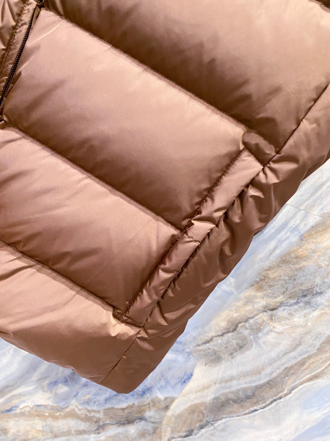 Prada 普拉达2025秋冬专柜同步新品发布，最新款羽绒马甲出货，全部原版购入，今年最新色，无论面料和