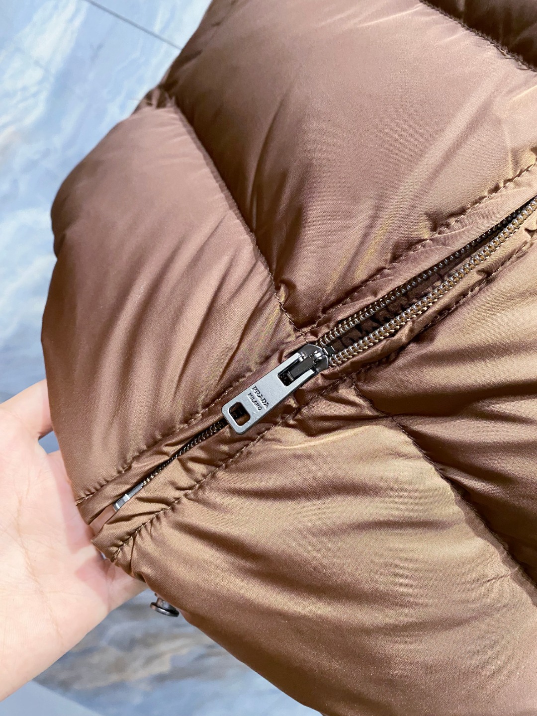 Prada 普拉达2025秋冬专柜同步新品发布，最新款羽绒马甲出货，全部原版购入，今年最新色，无论面料和