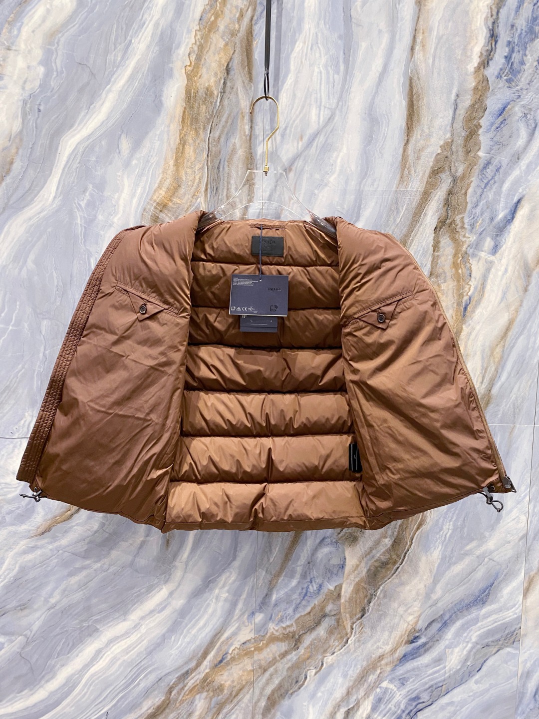 Prada 普拉达2025秋冬专柜同步新品发布，最新款羽绒马甲出货，全部原版购入，今年最新色，无论面料和