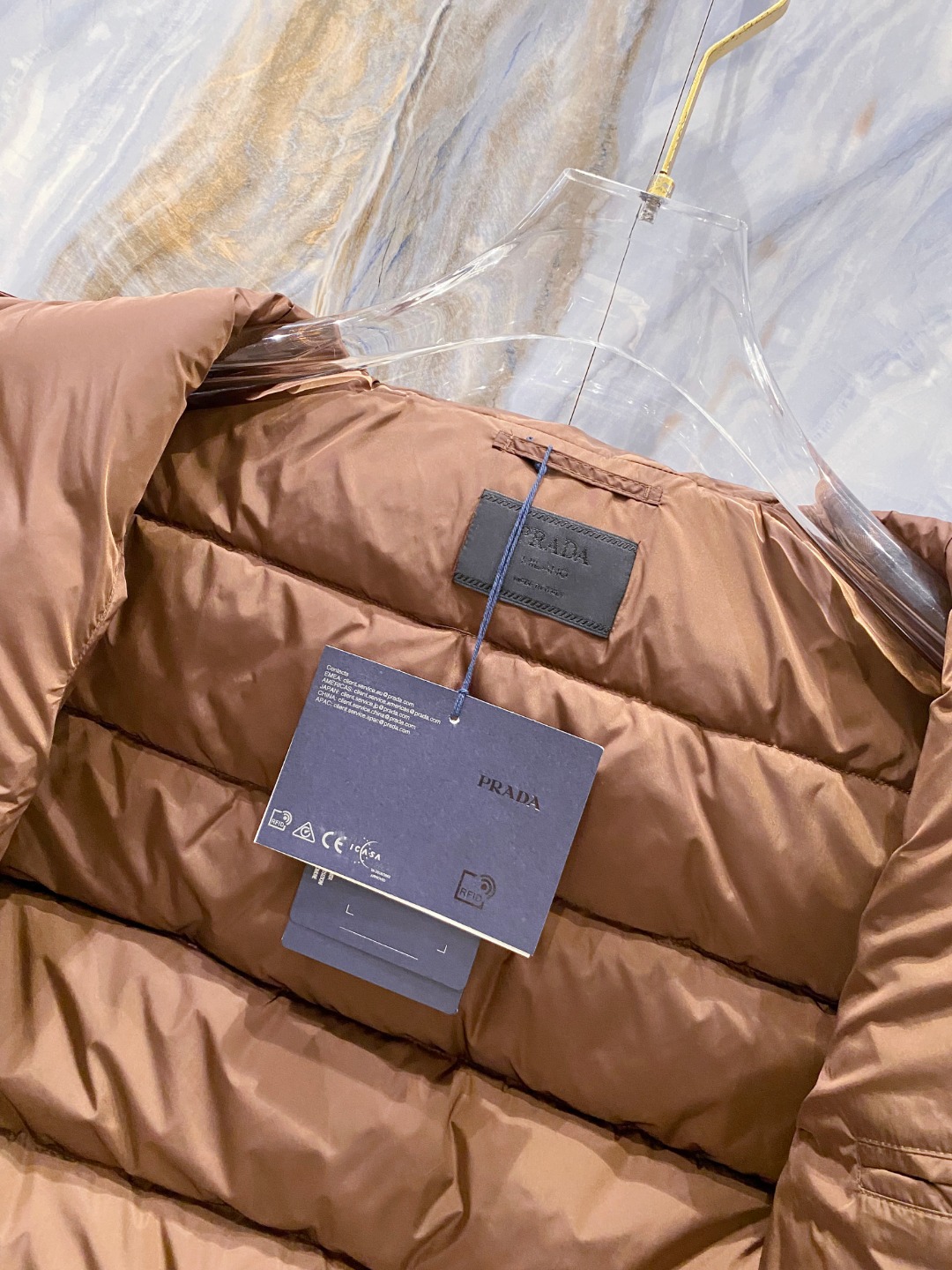 Prada 普拉达2025秋冬专柜同步新品发布，最新款羽绒马甲出货，全部原版购入，今年最新色，无论面料和