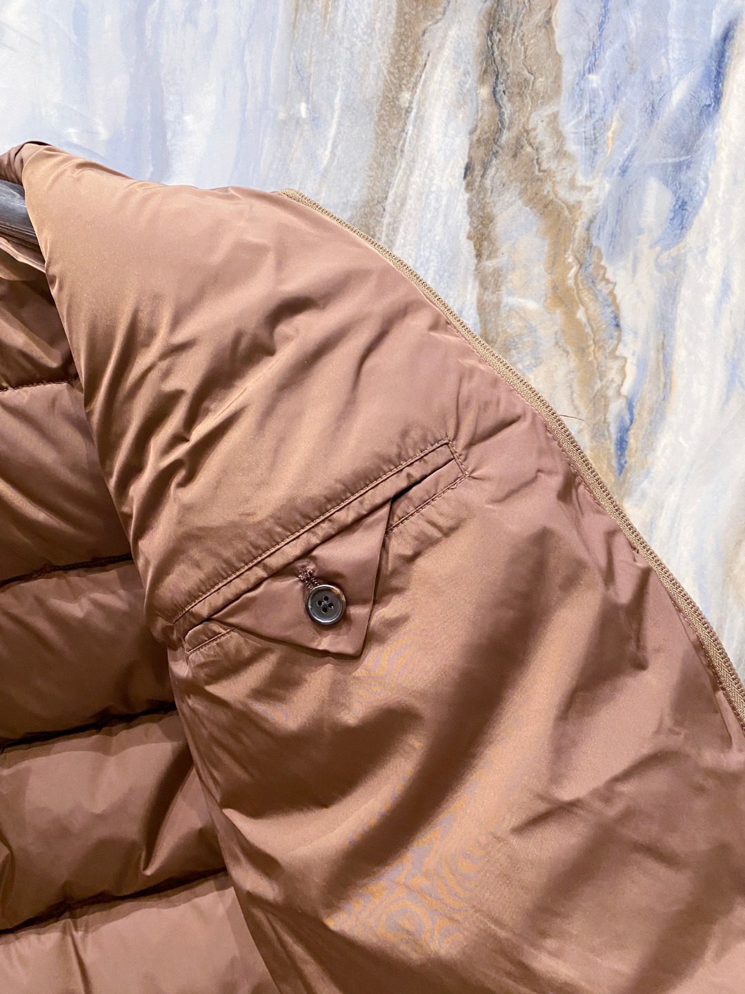 Prada 普拉达2025秋冬专柜同步新品发布，最新款羽绒马甲出货，全部原版购入，今年最新色，无论面料和