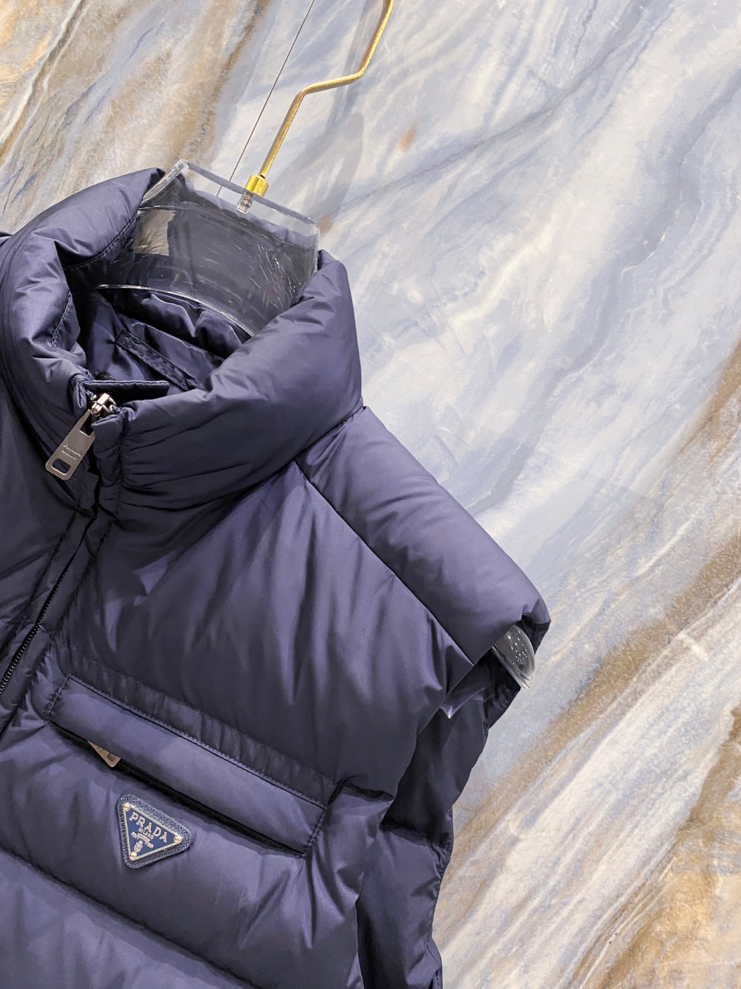 Prada 普拉达2025秋冬专柜同步新品发布，最新款羽绒马甲出货，全部原版购入，今年最新色，无论面料和
