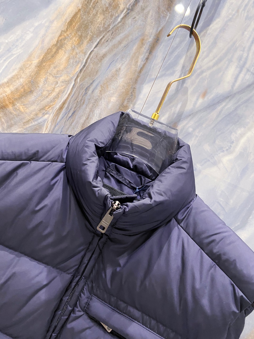 Prada 普拉达2025秋冬专柜同步新品发布，最新款羽绒马甲出货，全部原版购入，今年最新色，无论面料和