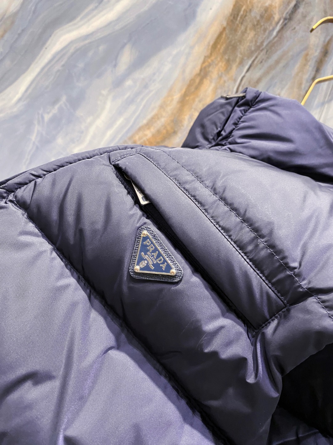 Prada 普拉达2025秋冬专柜同步新品发布，最新款羽绒马甲出货，全部原版购入，今年最新色，无论面料和