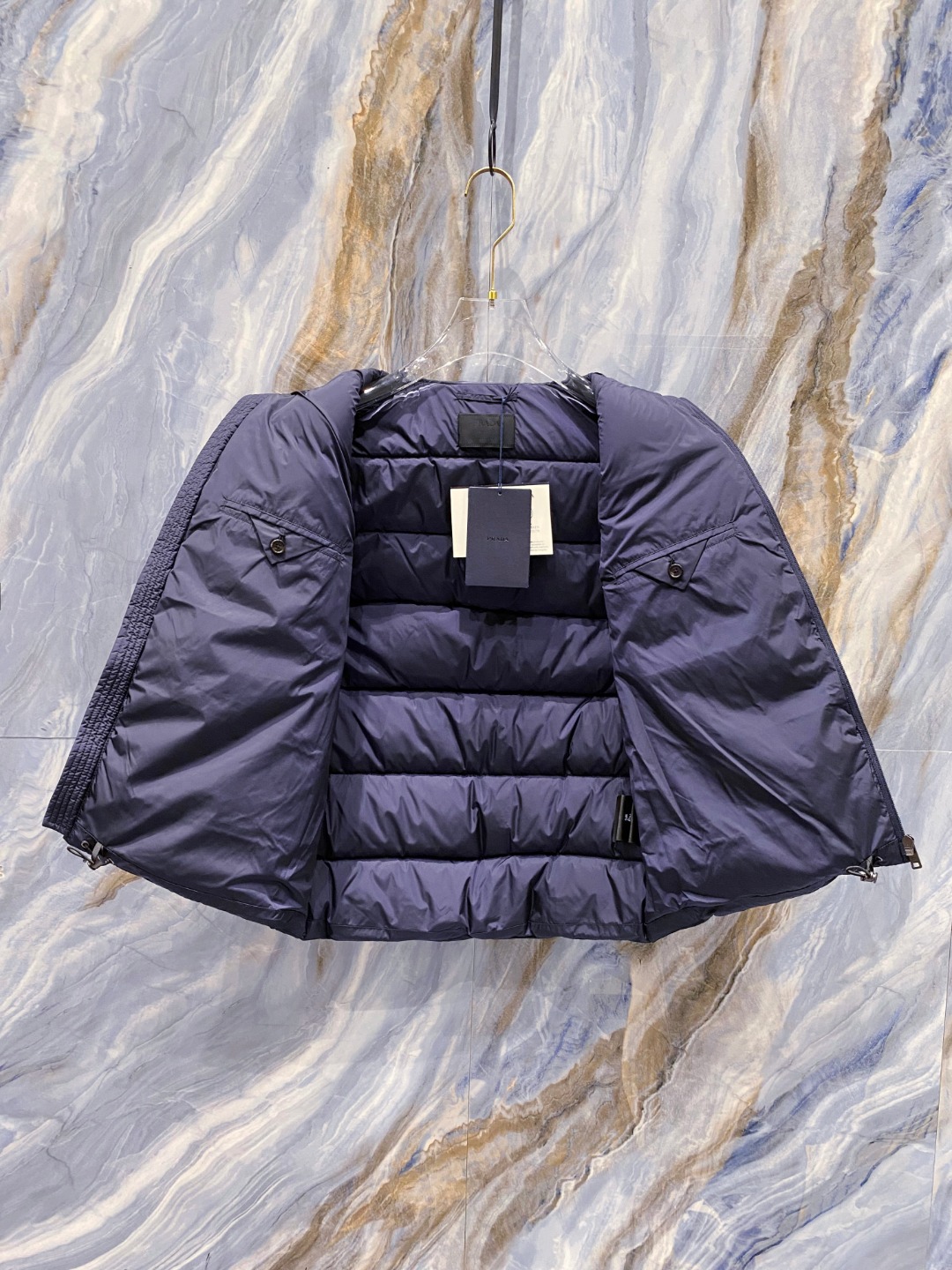 Prada 普拉达2025秋冬专柜同步新品发布，最新款羽绒马甲出货，全部原版购入，今年最新色，无论面料和