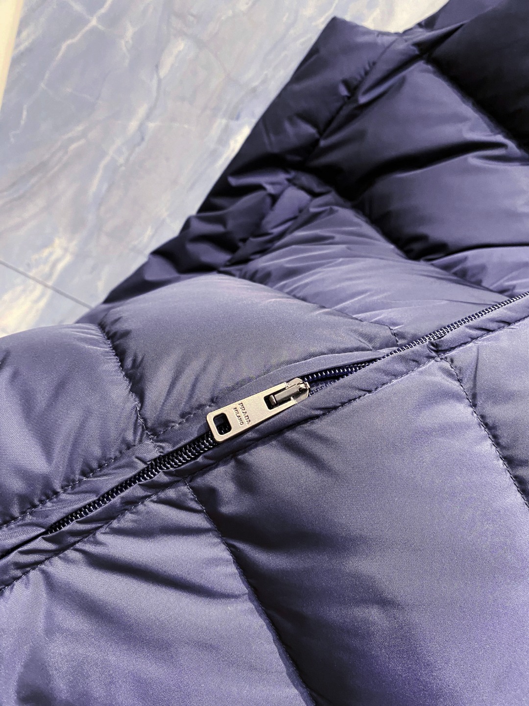 Prada 普拉达2025秋冬专柜同步新品发布，最新款羽绒马甲出货，全部原版购入，今年最新色，无论面料和