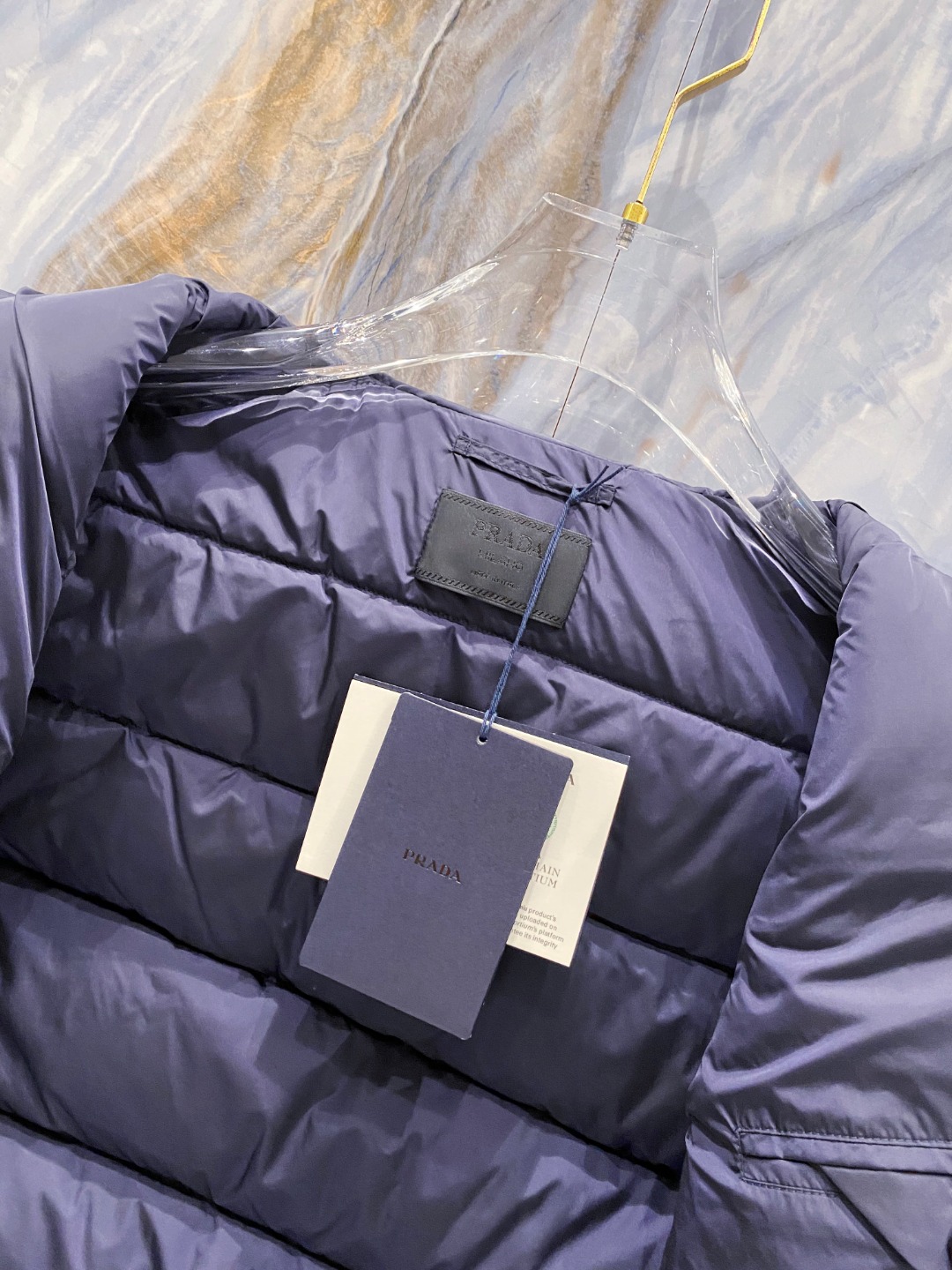 Prada 普拉达2025秋冬专柜同步新品发布，最新款羽绒马甲出货，全部原版购入，今年最新色，无论面料和