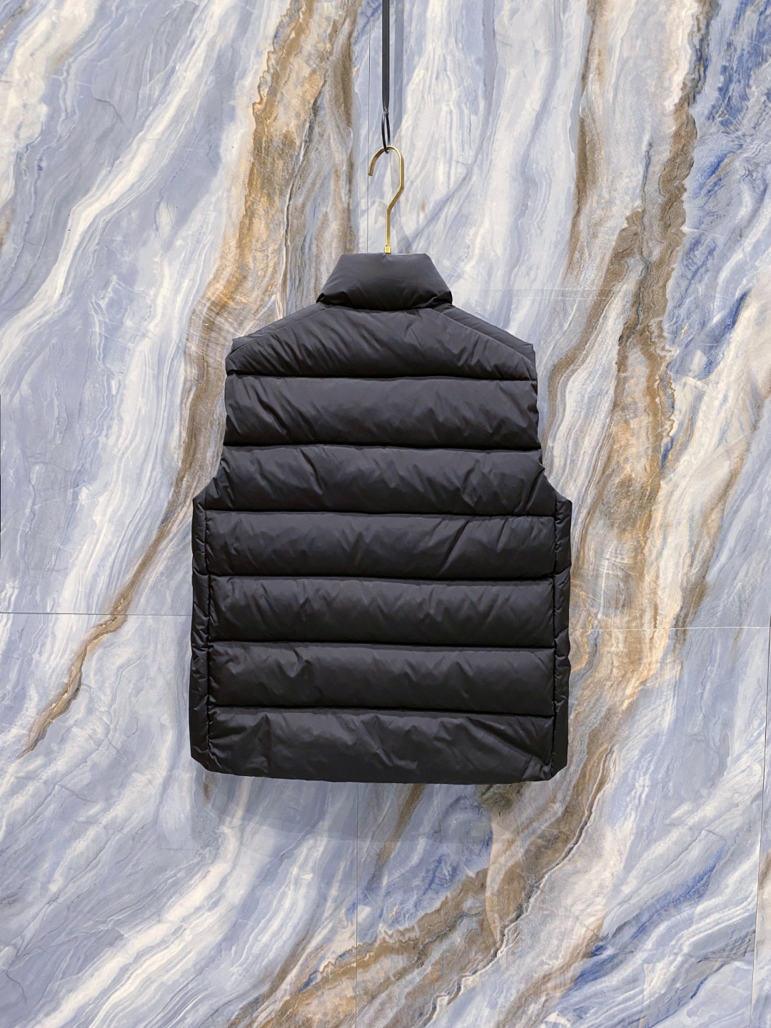 Prada 普拉达2025秋冬专柜同步新品发布，最新款羽绒马甲出货，全部原版购入，今年最新色，无论面料和