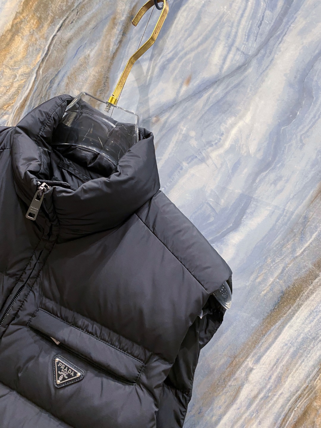 Prada 普拉达2025秋冬专柜同步新品发布，最新款羽绒马甲出货，全部原版购入，今年最新色，无论面料和