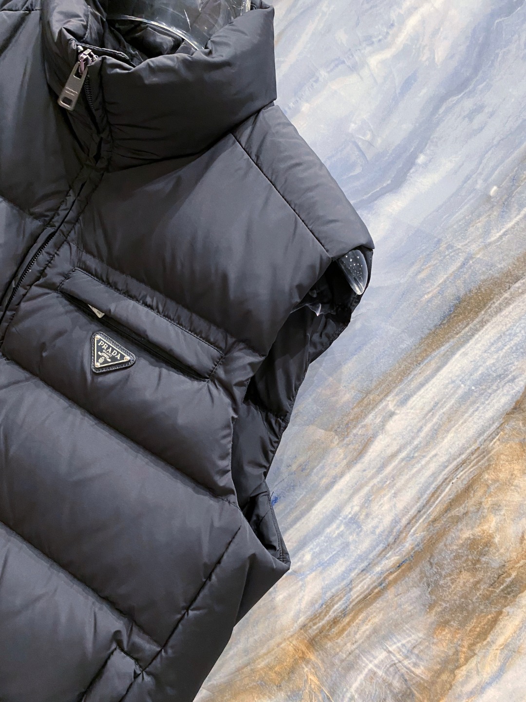 Prada 普拉达2025秋冬专柜同步新品发布，最新款羽绒马甲出货，全部原版购入，今年最新色，无论面料和